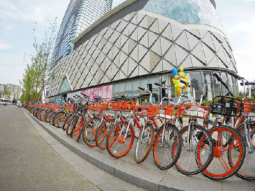 资料图片：成都一商场门口共享单车 新华社记者 许茹 摄