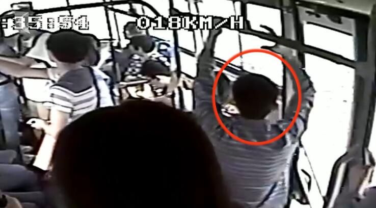视频|变态!男子一上公交就来“反应” 十分钟内接连猥亵四名女乘客|男子|女子|变态_新浪新闻