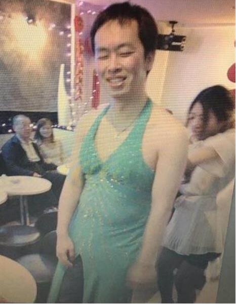 姐姐陈宝兰正在帮嫌犯岩崎龙也穿裙子