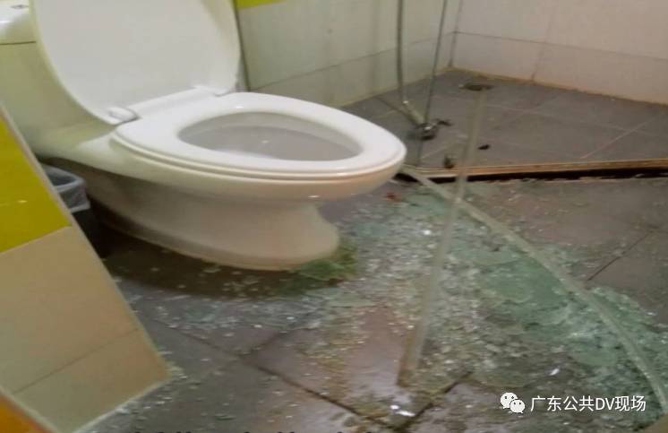 连锁酒店浴室玻璃门自爆,3岁女童全身多处受伤