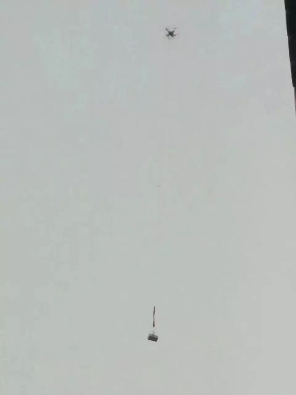 餐不让进校园?大连一店家用无人机空投外卖,天