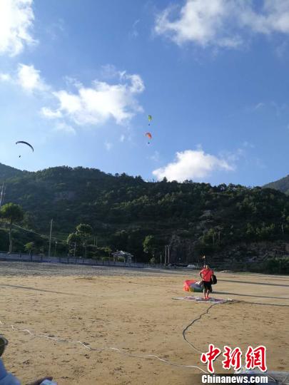 全国滑翔伞定点联赛(温州站)苍南举行 千 伞 飞