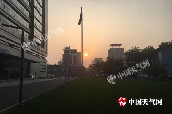 8日清早北京被轻雾笼罩,天空灰蒙蒙。