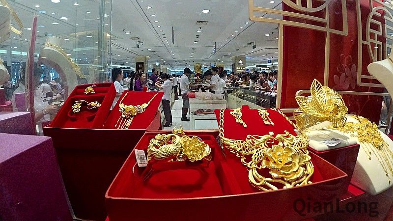 为何北京市民一大早就来菜百总店排起长队?|菜