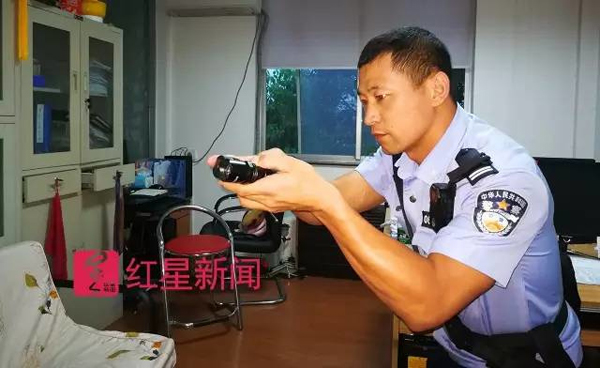 团山派出所内，巡防队长祁庆光展示抓捕前的准备动作。本文图片均来自红星新闻