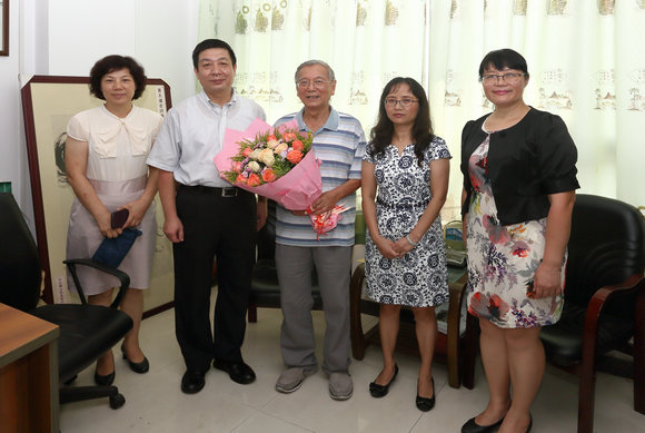 广东省教科文卫工会慰问我校优秀教师、劳模代