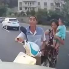 谁认识这个骑电动车的，太欠了，忍不住的想打他…曝光！