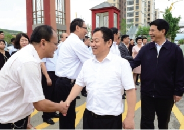 大理州领导分组开展教师节走访慰问活动陈坚袁爱光李雄等参加