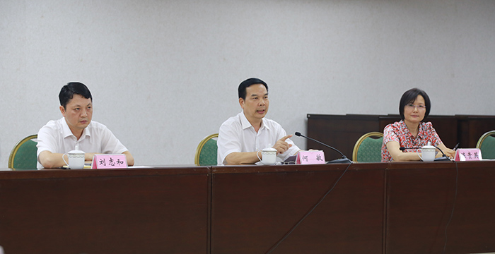 自治区纪委副书记何敏(中)通报"勤廉榜样"宣传活动开展情况 (摄影