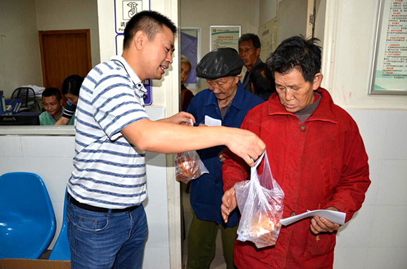大足区第二人民医院为贫困和计生家庭送健康送