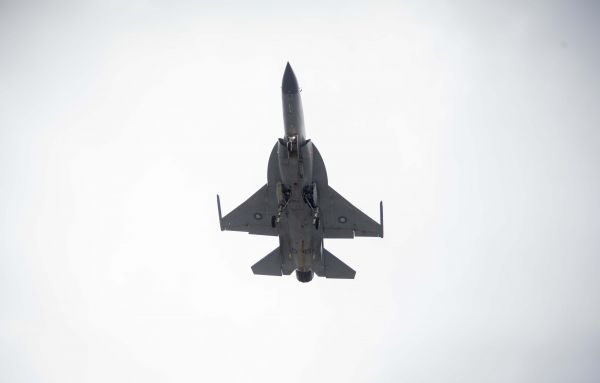资料图片：2015年6月15日，“枭龙”战机在法国巴黎北郊布尔歇机场进行飞行表演。新华社记者 陈晓伟 摄