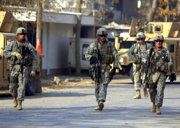 资料图片：美军士兵在阿富汗首都喀布尔街头巡逻。新华社记者扎比摄 