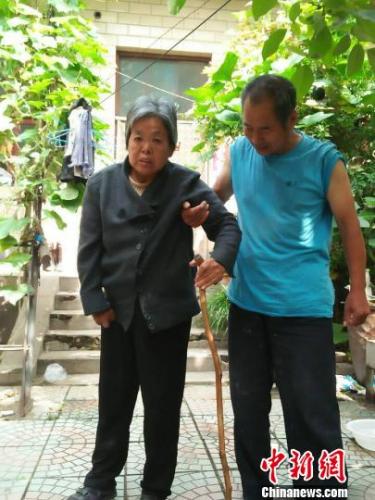 任作新搀扶着妻子董淑珍在练习走路。 翟立华 摄