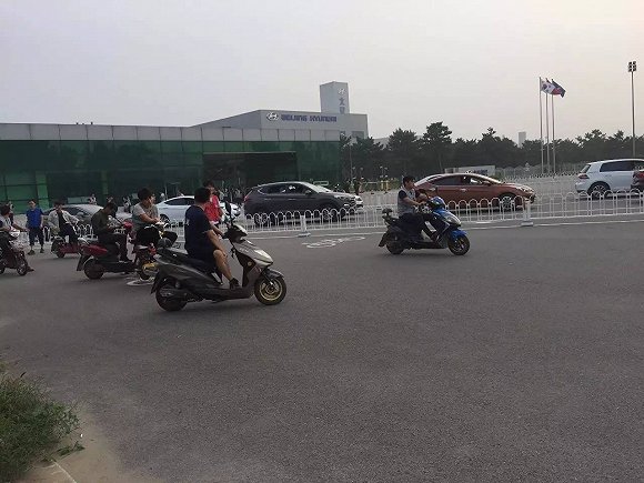 (下午五点,第三工厂员工下半潮)
