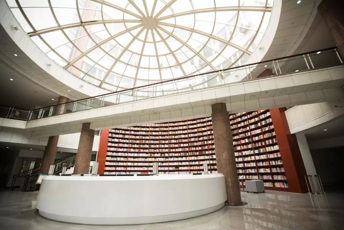 开学大直播 | 传说中"别人家的大学" 成都大学高颜值学姐带你飞|成都大学|图书馆|食堂_新浪新闻