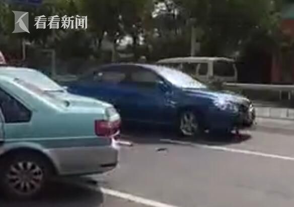 有目击者称,私家车是网约车,被出租车钓鱼后围堵。