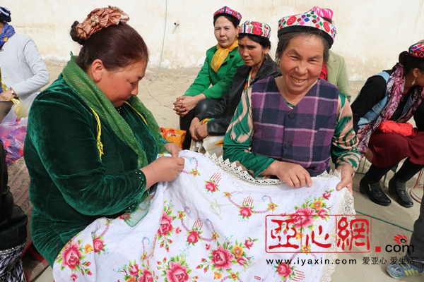 新疆阿瓦提县拜什艾日克镇海勒派宋村:篮球场