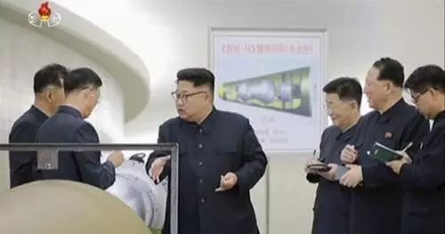 ▲朝鲜官方电视台9月3日公布的画面显示，朝鲜最高领导人金正恩（左三）在一处没有指明的地点视察核武器装置。（美联社）