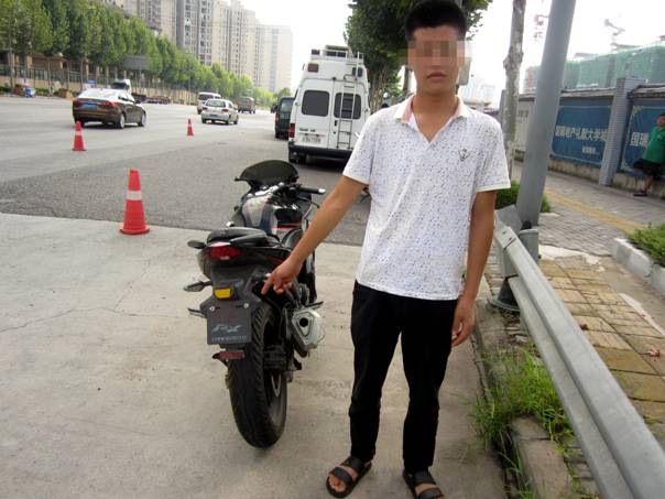 璧山隧道严禁摩托通行 男子无证驾无牌车闯禁