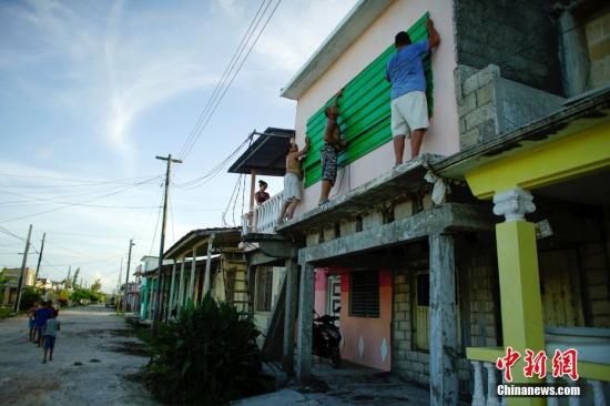 当地时间2017年9月7日，古巴凯巴连，民众收拾家当转移至安全地带。