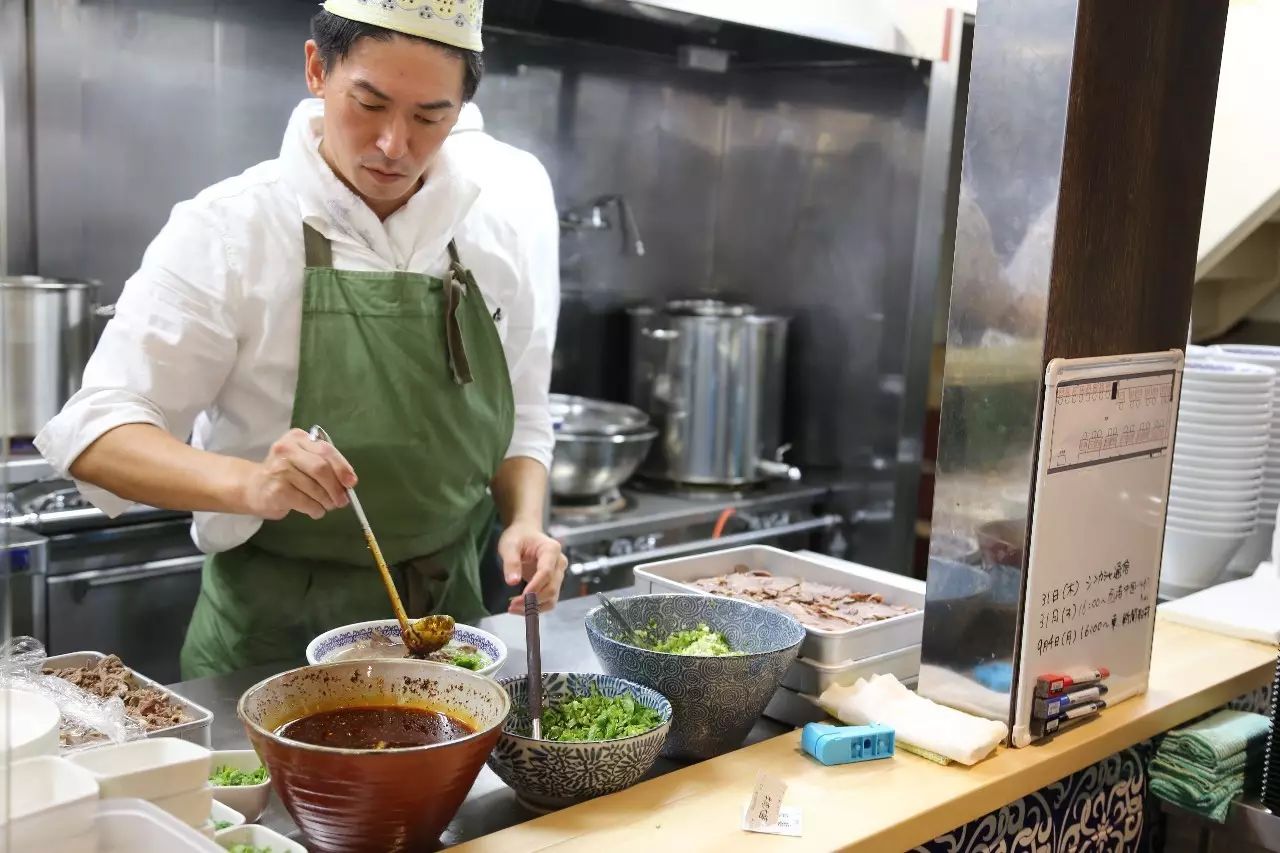 绝对正宗!店主三顾兰州拜师学艺 日本首家兰州拉面店爆红