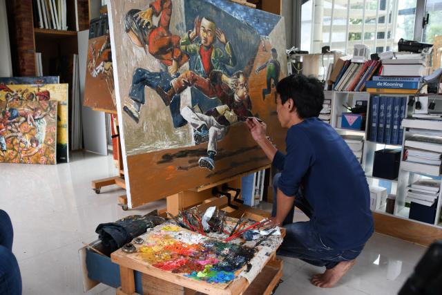 熊庆华在画室画画。新华社记者 罗鑫 摄