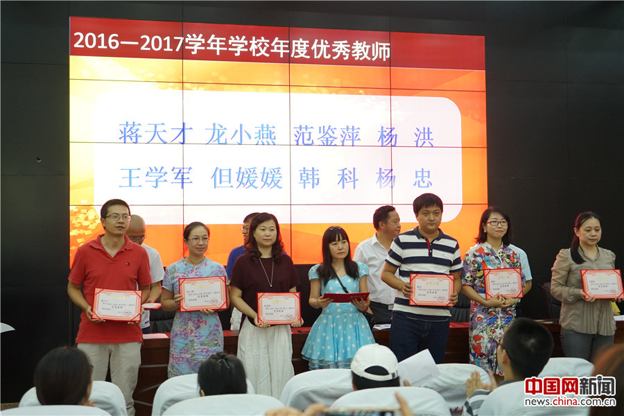 穿汉服颂辞赋 重庆市工艺美术学校献礼第33个