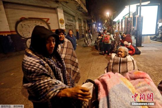万墨西哥首都震感强烈，民众裹毛毯在街头过夜