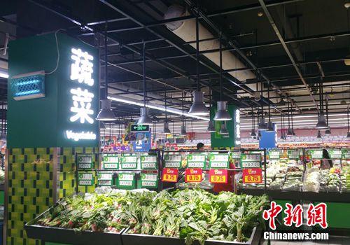超市里的蔬菜区。中新网记者 李金磊 摄