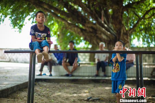 龙头小学两名学生在校园操场上玩耍。 骆云飞 摄
