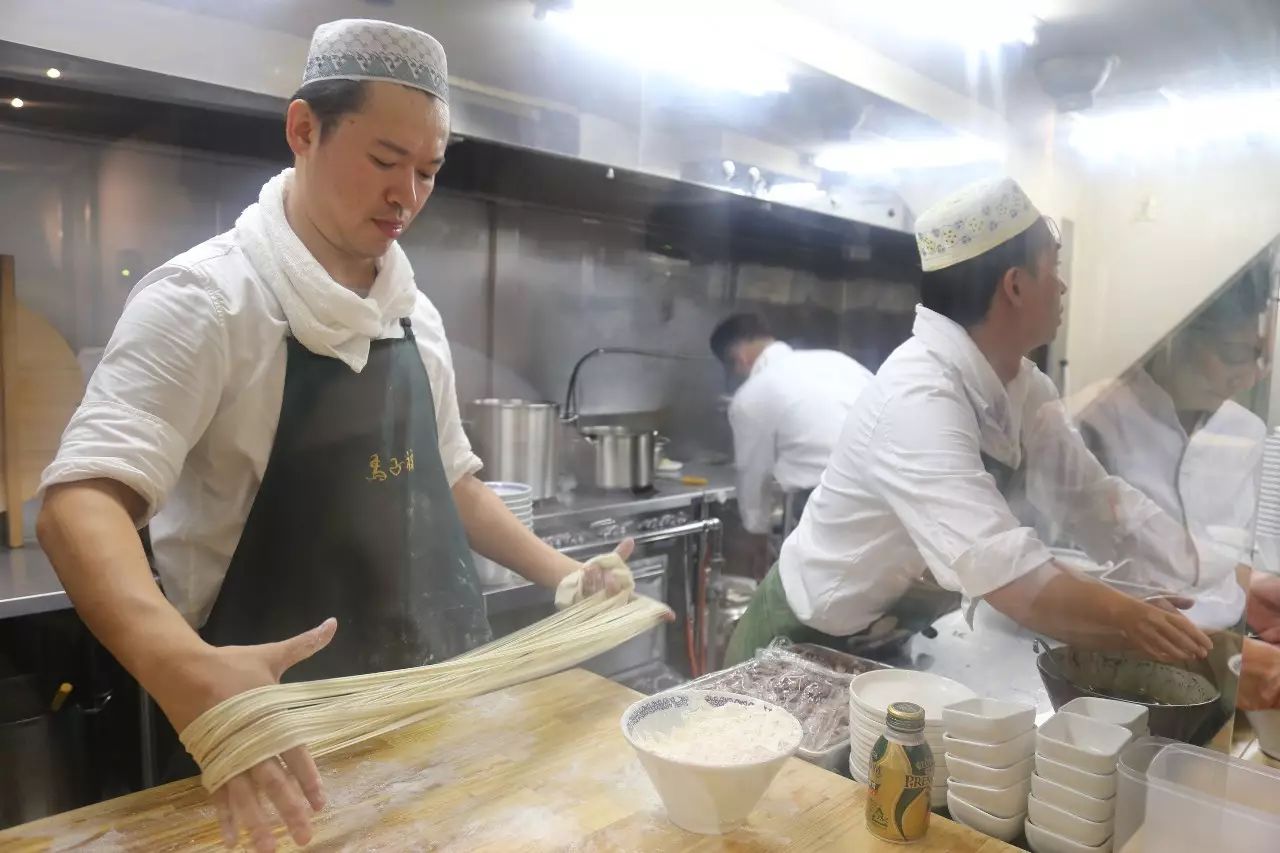 绝对正宗!店主三顾兰州拜师学艺日本首家兰州拉面店爆红|面条|兰州|拉面_