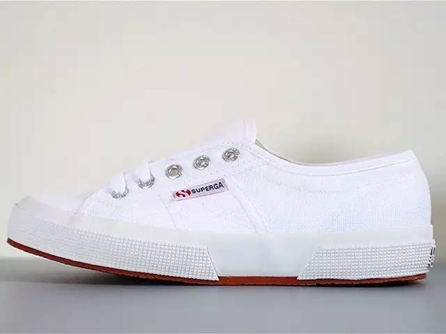 【好物】106岁的小白鞋,经典年轻又时尚!|橡胶