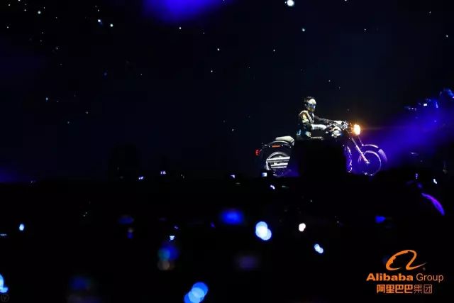 昨晚马云的这段舞蹈刷爆了朋友圈!在4万人面前