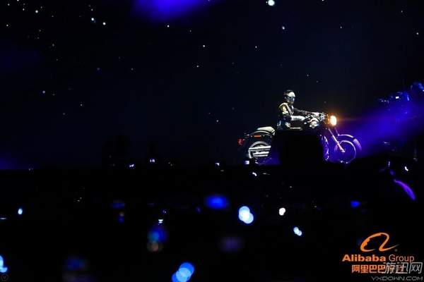 里巴巴年会马云化身迈克尔马!再现世界舞王经
