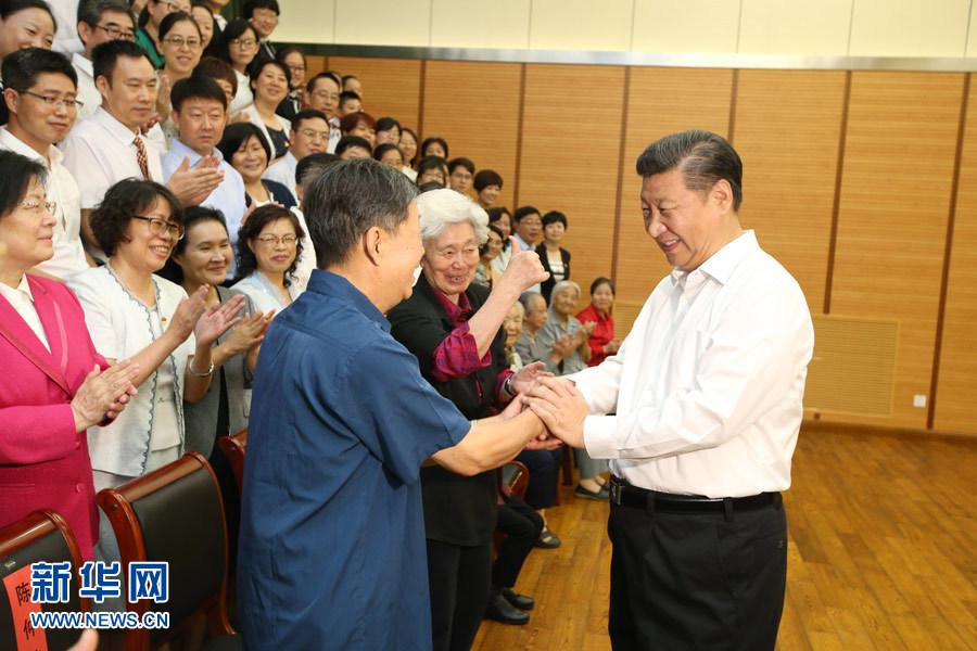  2016年9月9日，中共中央總書記、國(guó)家主席、中央軍委主席習(xí)近平來(lái)到北京市八一學(xué)校，看望慰問(wèn)師生，向全國(guó)廣大教師和教育工作者致以節(jié)日祝賀和誠(chéng)摯問(wèn)候。（圖片來(lái)源：新華網(wǎng)）