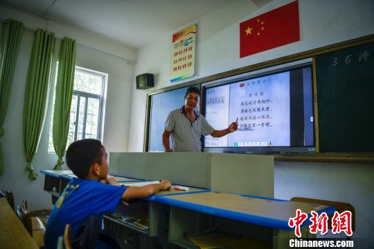 语文老师陈施安为唯一的学生付豪上课。　骆云飞 摄