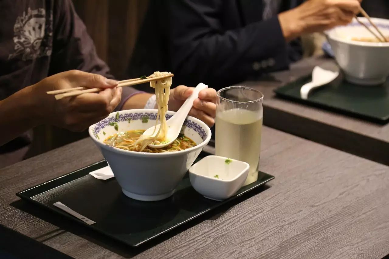 绝对正宗!店主三顾兰州拜师学艺 日本首家兰州拉面店爆红|面条|兰州|拉面_新浪新闻