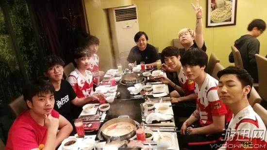 WE聚餐居然吃澳洲龙虾 卖包队老板Sky这是去