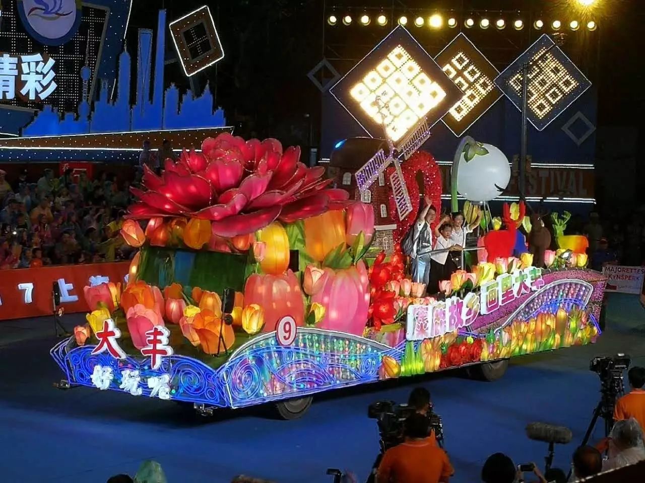 国庆典礼上的花车表演精彩纷呈，展现了各省的魅力和发展成就