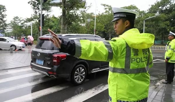 一女子闯红灯,交警得知后竟撤销罚单?!|交警|罚