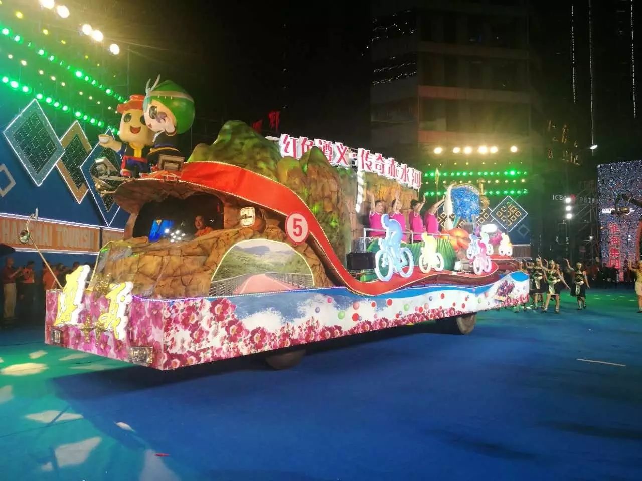 现场!上海旅游节花车巡游图集来啦!25辆缤纷花