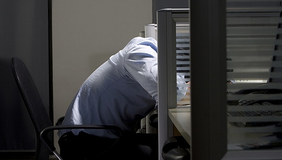 男子自愿连续加班回家后猝死 公司被判赔20万