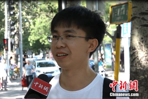 乔俊峰承受记者采访 中新网记者 旦增桑周 摄