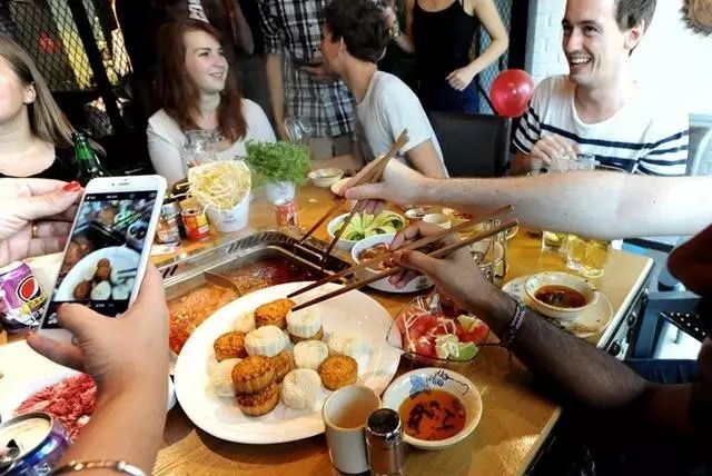 万象 | 老外爱上中秋节开始抢购月饼:甜腻得让人