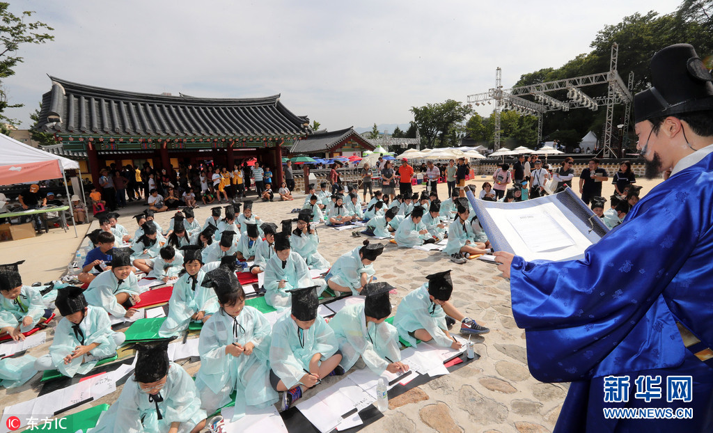 韩国萌娃穿儒生服体验科举考试 小萝莉偷瞄同