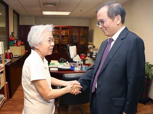 校领导看望王选院士夫人陈堃銶教授|王选|林建