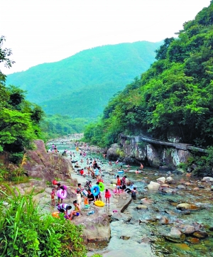 游客擅入石门台国家级自然保护区游玩.