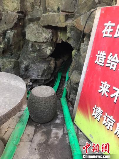 此前工程人员用挖掘机将部分山体挖开才得以进入防空洞。 王子涛 摄