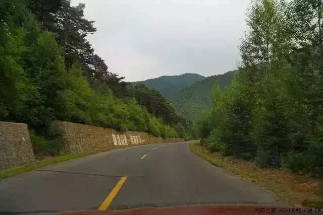 这是一条中朝交界的路,蜿蜿蜒蜒沿着长白山脉,看对岸的朝鲜民居。