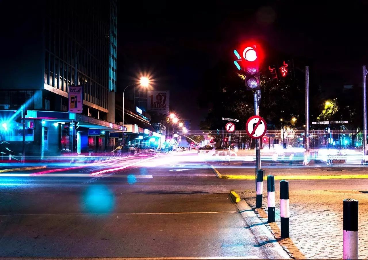 【扩散】紧急提醒!等红灯时这个动作一定要做!女司机因此躲过一劫